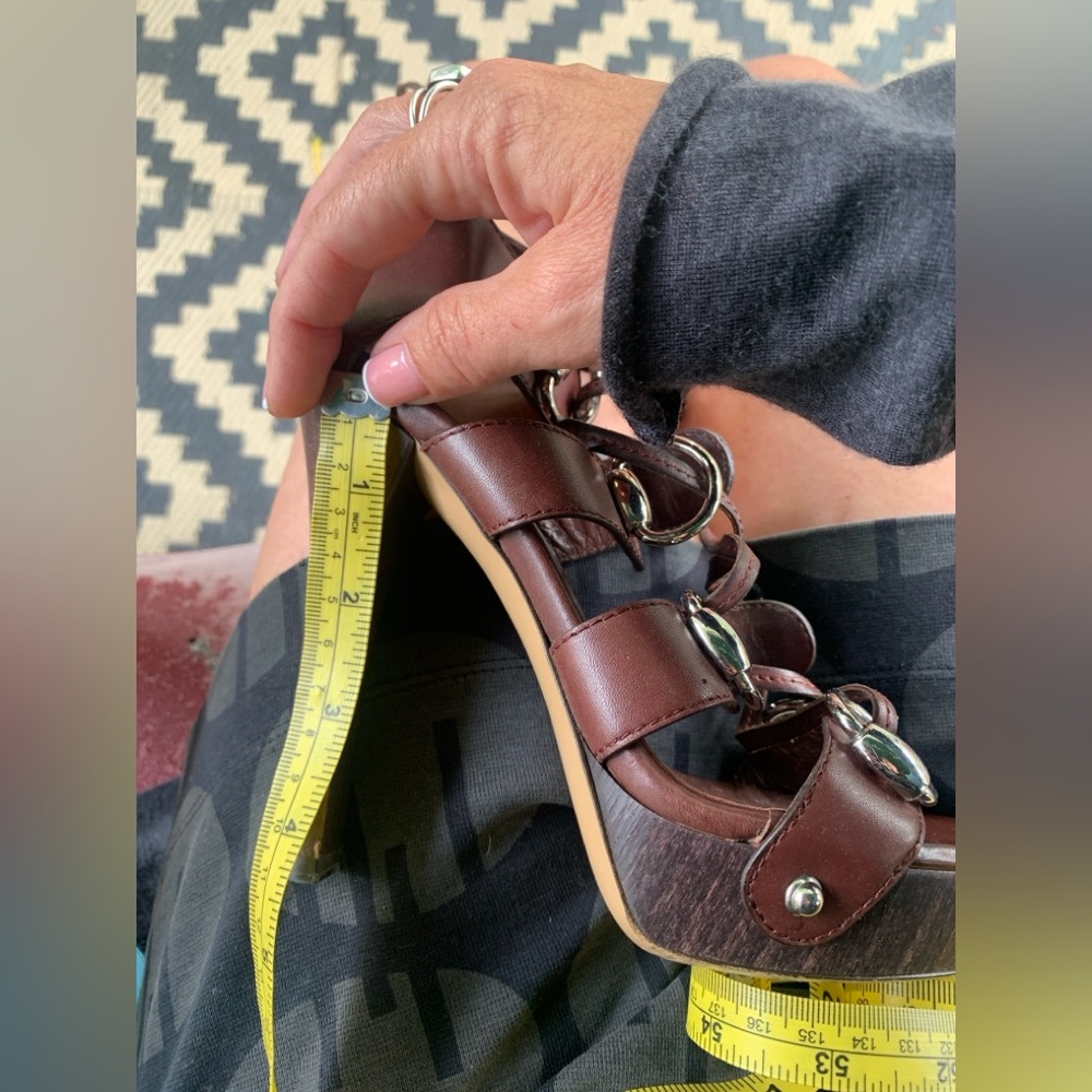 Gucci Brown High-Heeled Sandals with Strappy Design - Picture 13 of 14